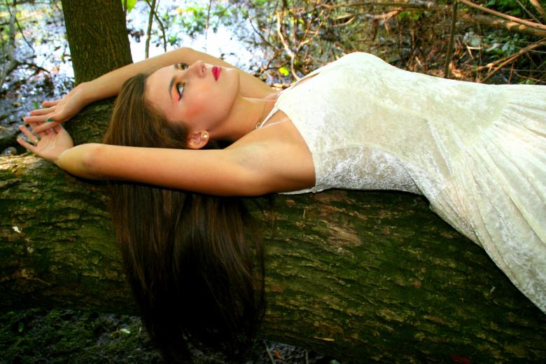 Free stock image of Girl in White created by Pixabay