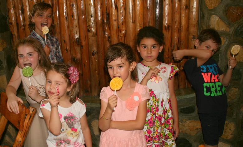 Free stock image of Kids licking Candy created by Pixabay