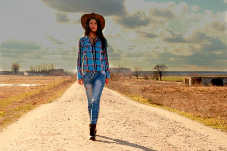Free stock image of Walking Cowgirl created by Pixabay