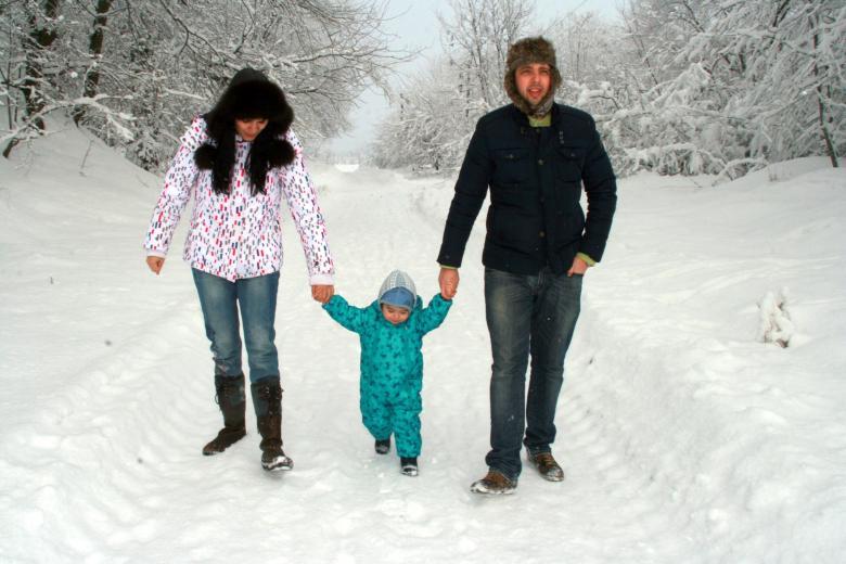 Free stock image of Family in Winter created by Pixabay