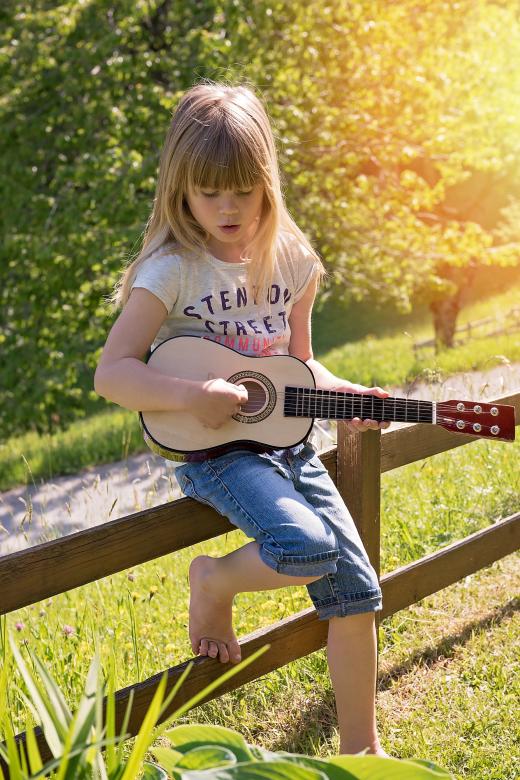Free stock image of Guitarist Girl created by Pixabay
