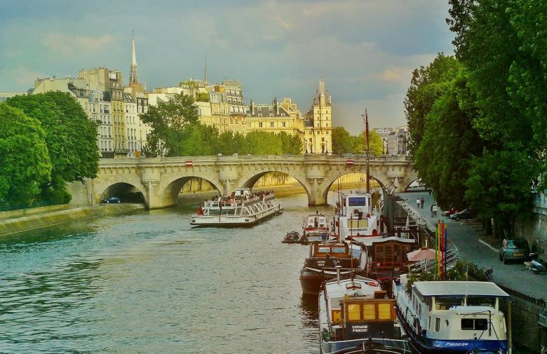 Free stock image of Canal Flowing through the City created by Pixabay