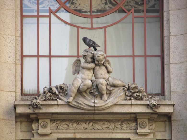Free stock image of Bird on the Cupids created by Pixabay