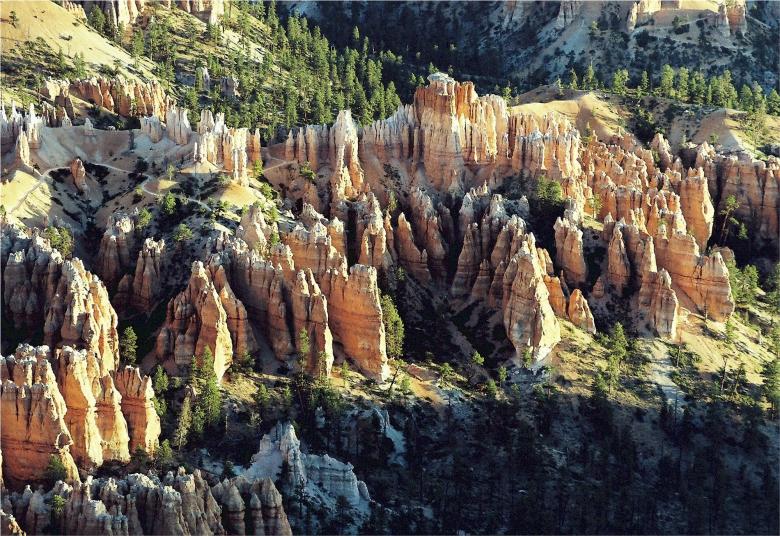 Free stock image of Bryce Canyon created by Pixabay