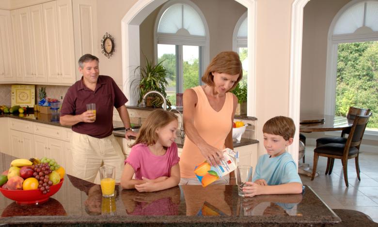Free stock image of Family Drinking Juice created by Pixabay