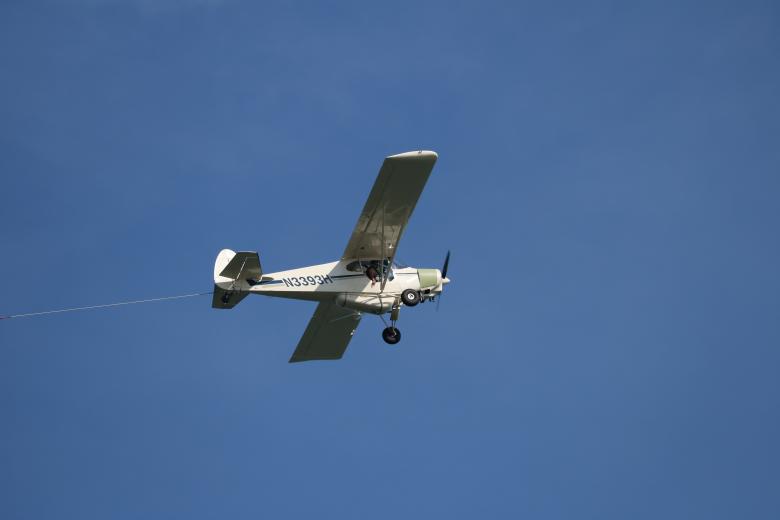 Free stock image of Airplane towing a sign created by Vincent alvino