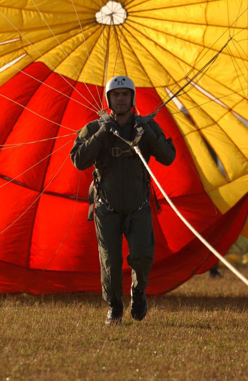 Free stock image of Parasailing created by Pixabay