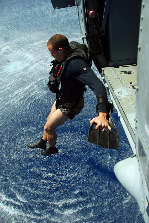 Free stock image of Helocasting in the Sea created by Pixabay