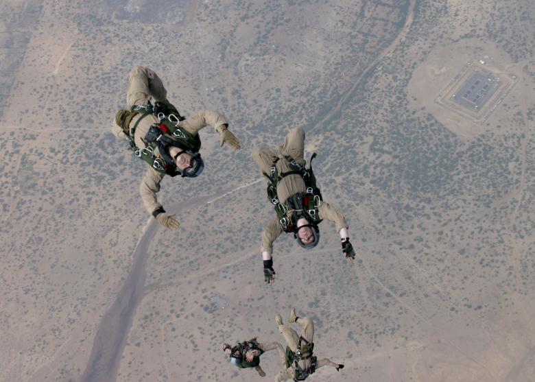 Free stock image of Parachute Jumping created by Pixabay