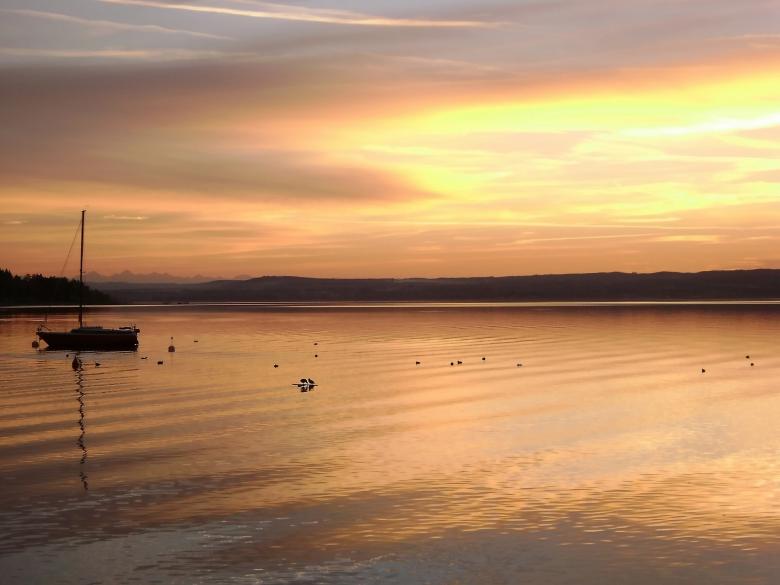 Free stock image of Sunset on the River created by Pixabay