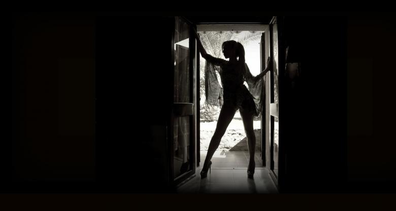 Free stock image of Girl in the Door created by Pixabay