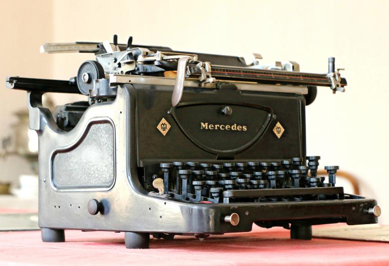 Free stock image of Retro Typewriter created by svklimkin