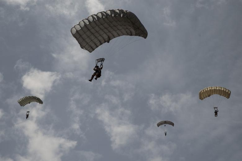 Free stock image of Parachute Jumping created by Pixabay