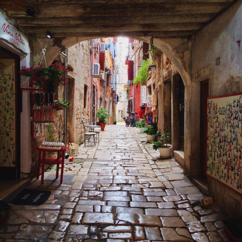 Free stock image of Walkway Street created by Pixabay