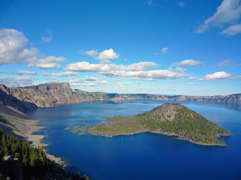 Free stock image of Crater Lake created by Pixabay