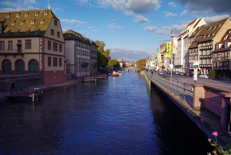 Free stock image of River Flowing through the City created by Pixabay