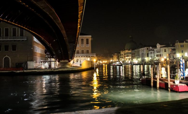 Free stock image of Channel through the City created by Pixabay