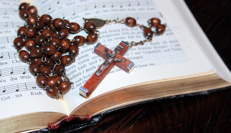 Free stock image of Cross and String of Beads created by Pixabay