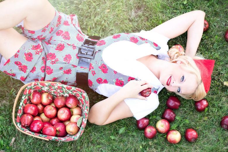 Free stock image of Pose With Apples created by Pixabay
