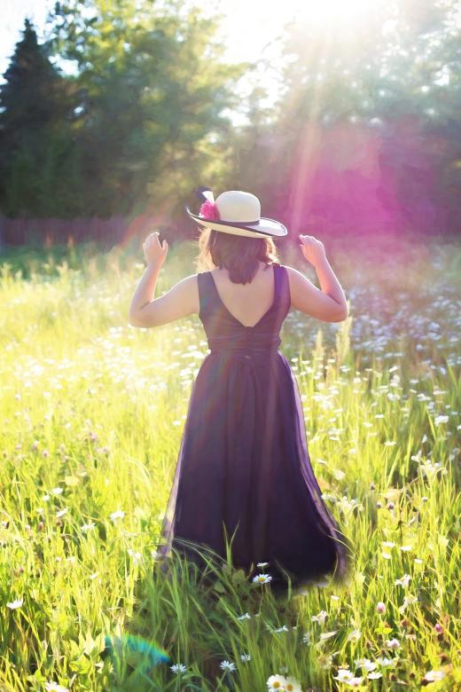 Free stock image of Woman in the Field created by Pixabay