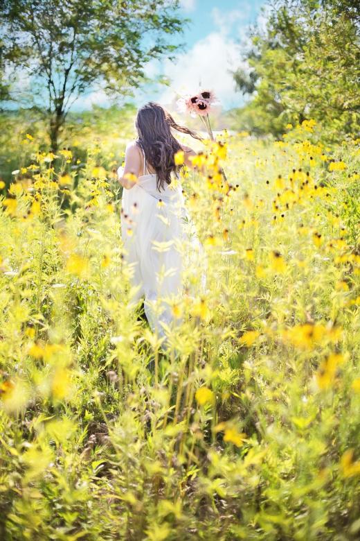 Free stock image of Pretty Woman in the Field created by Pixabay