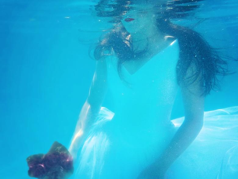 Free stock image of Underwater Bride created by Pixabay