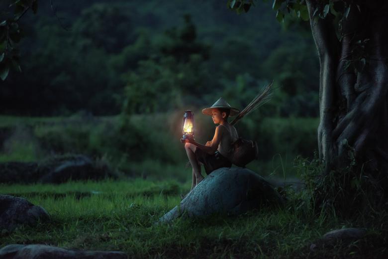 Free stock image of Kid with the Lamp created by Pixabay