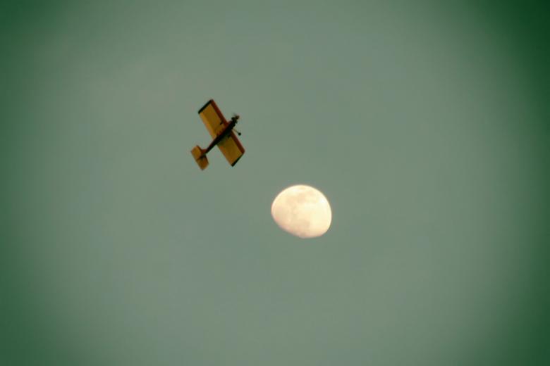 Free stock image of Flying to the Moon created by Satrio aribowo