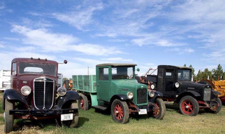 Free stock image of Trucks in the Workshop created by Pixabay