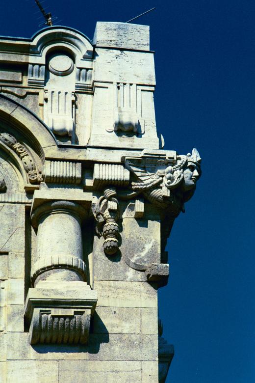 Free stock image of Sculpture on the Building created by Pixabay