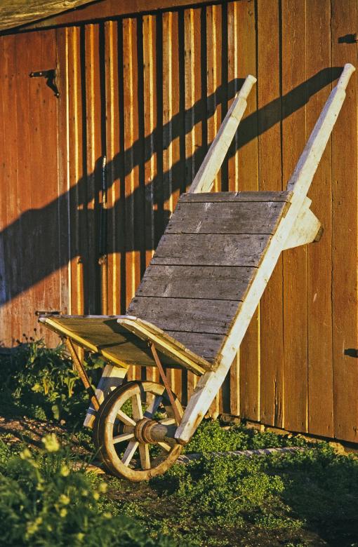 Free stock image of Wooden Wheelbarrow created by Pixabay