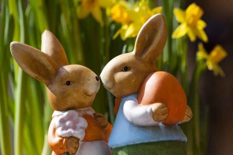 Free stock image of Easter Bunnies and Flowers created by Pixabay