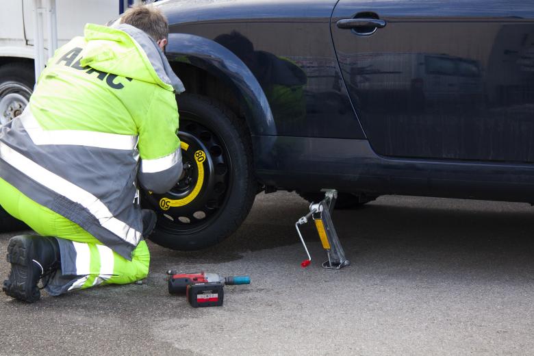 Free stock image of Changing Flat Tire created by Pixabay