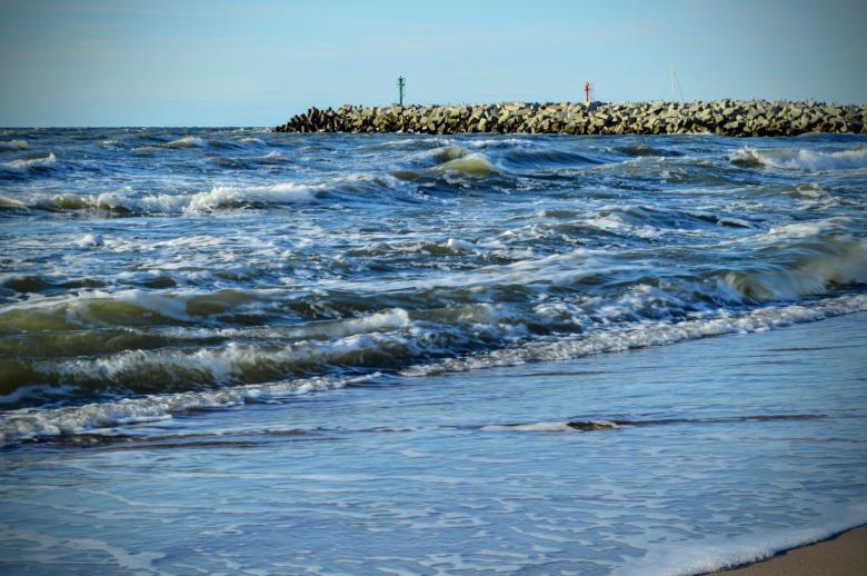Free stock image of Baltic Sea coast with waves and a breakwater created by Ivan Shidlovski