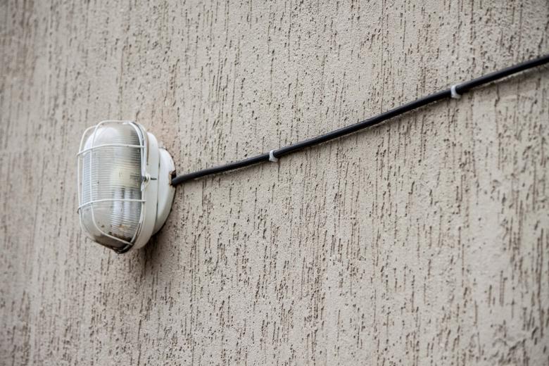 Free stock image of Rusty exterior light and cable created by Eduardo Soares Bogosian
