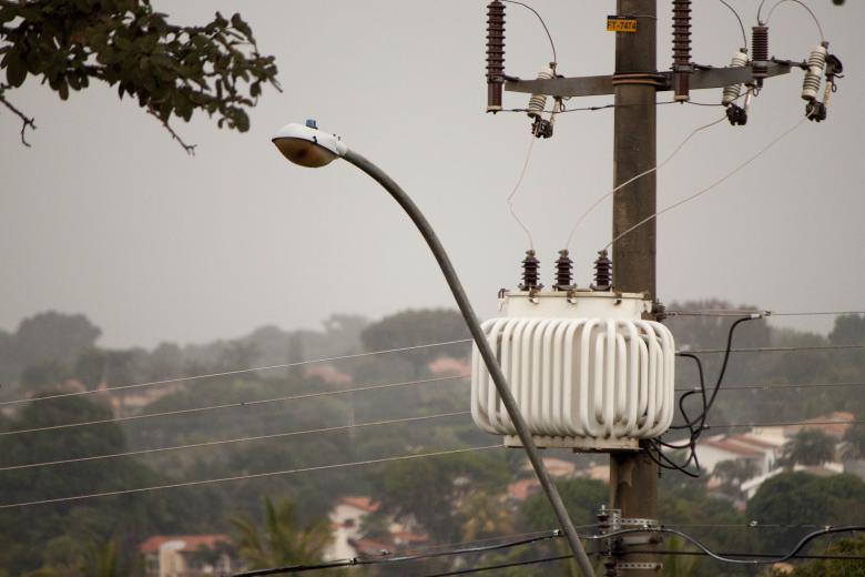 Free stock image of A streetlight and transformer post in the rain created by Eduardo Soares Bogosian