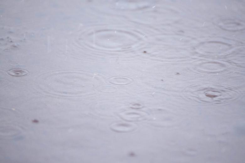Free stock image of Rain drops on small water puddle created by Eduardo Soares Bogosian