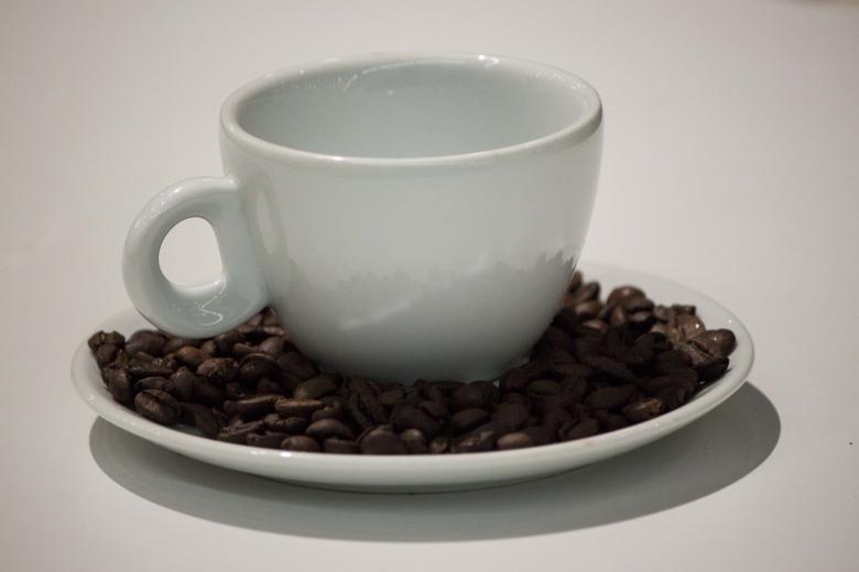 Free stock image of Coffee Cub and Coffee Beans created by Eduardo Soares Bogosian