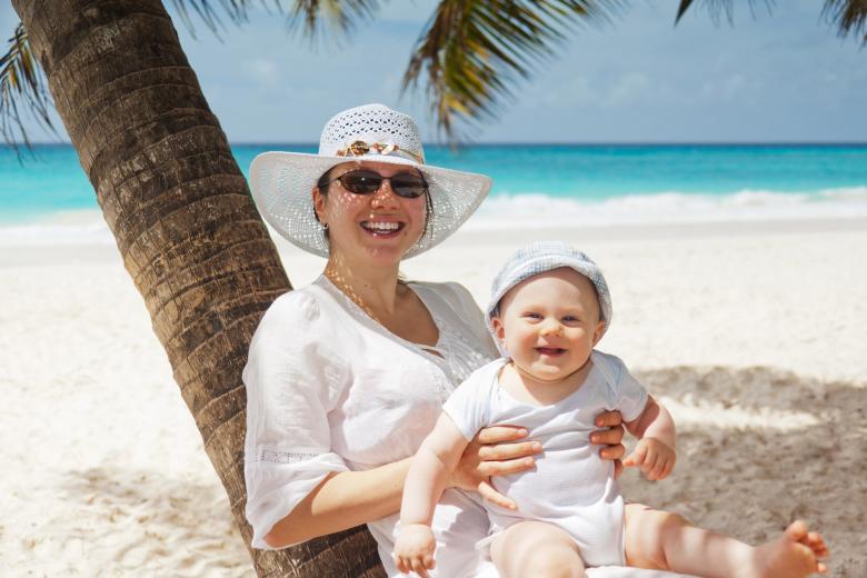 Free stock image of Mother on the Beach created by Pixabay