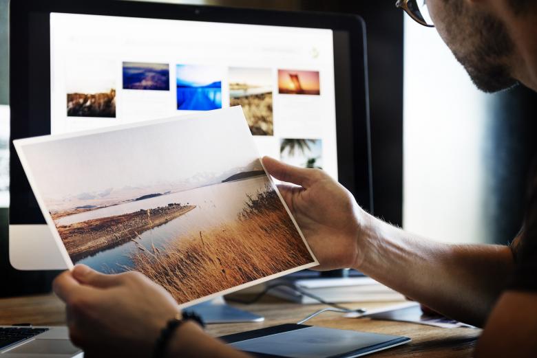 Free stock image of Photographer with a Photograph created by Pixabay