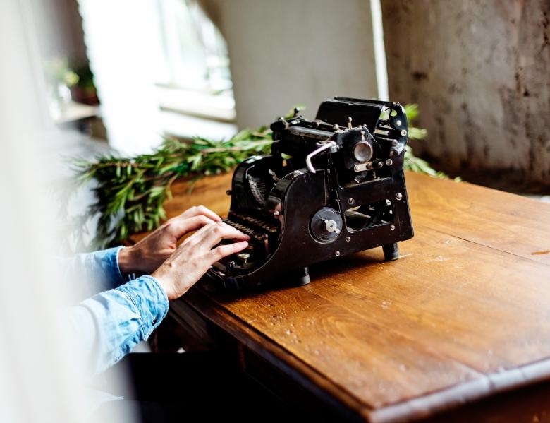 Free stock image of Typing on the Typewriter created by Pixabay