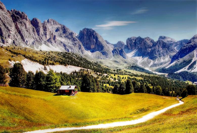 Free stock image of Cabin on Dolmites Mountains created by Pixabay