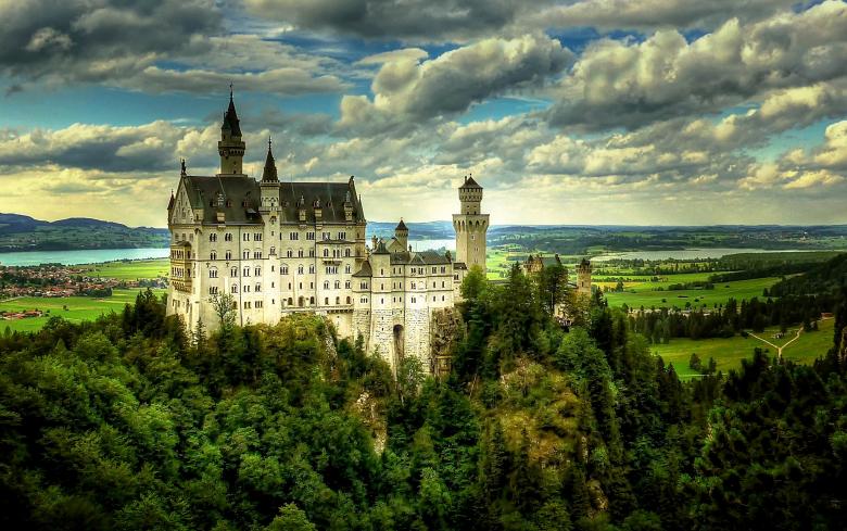 Free stock image of Old Castle on the Hill created by Pixabay