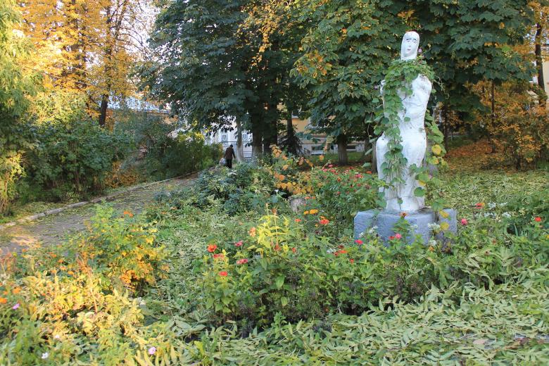 Free stock image of White Sculpture in the Garden created by  Талашманов Александр