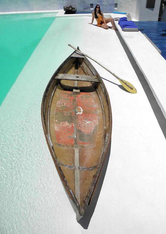 Free stock image of Small Paddle Boat on Land created by Roberto Fernandez Rizo