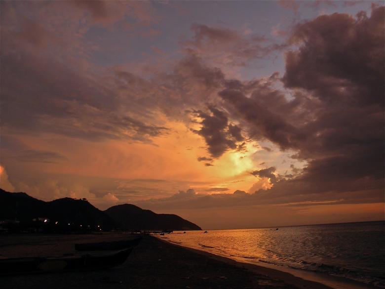 Free stock image of Beautiful Sunset over the Beach created by Roberto Fernandez Rizo