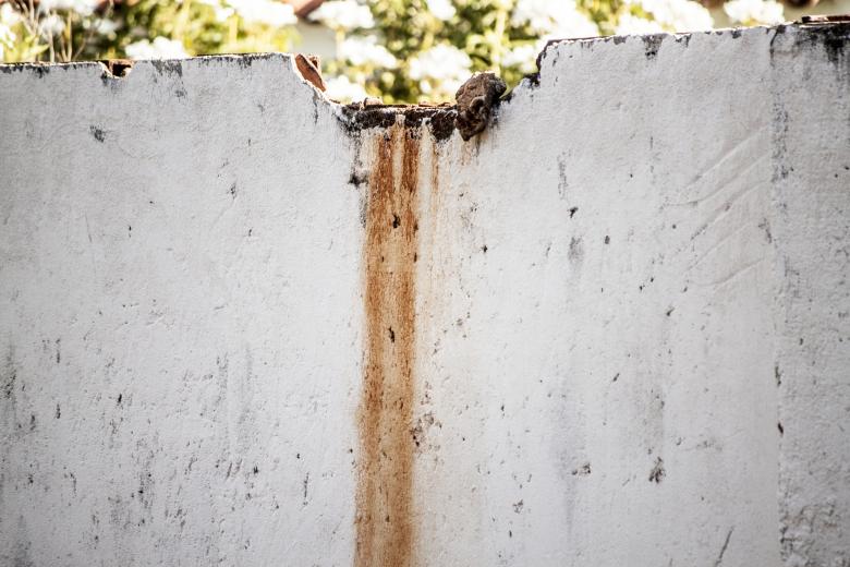 Free stock image of Rust Streaks on Old Concrete Wall created by Eduardo Soares Bogosian
