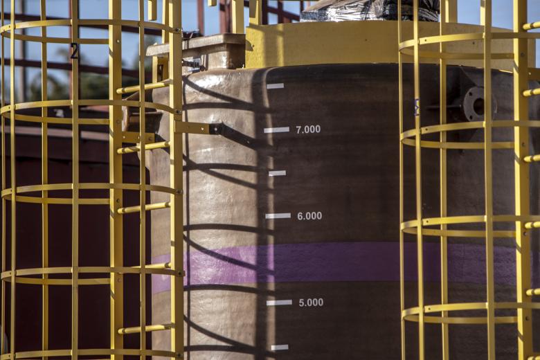Free stock image of Yellow Ladders on Industrial Tank created by Eduardo Soares Bogosian
