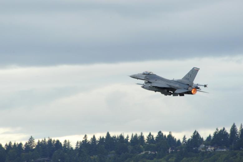 Free stock image of F-16 Fighting Falcon created by StockMix