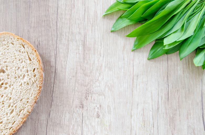 Free stock image of Fresh Bear Garlic and Bread on Wooden Table created by Lukas
